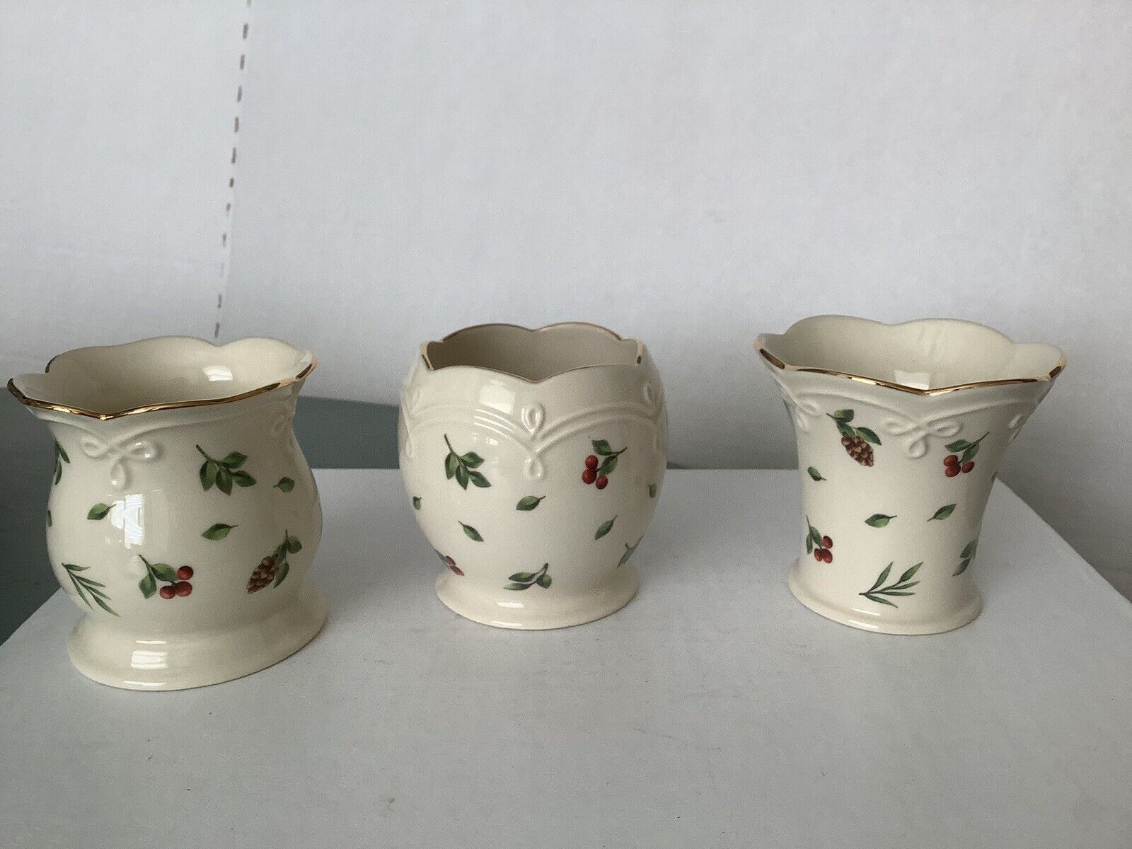 Beautiful Lenox Williamsburg Boxwood and Pine Set Of 3 Small Vases