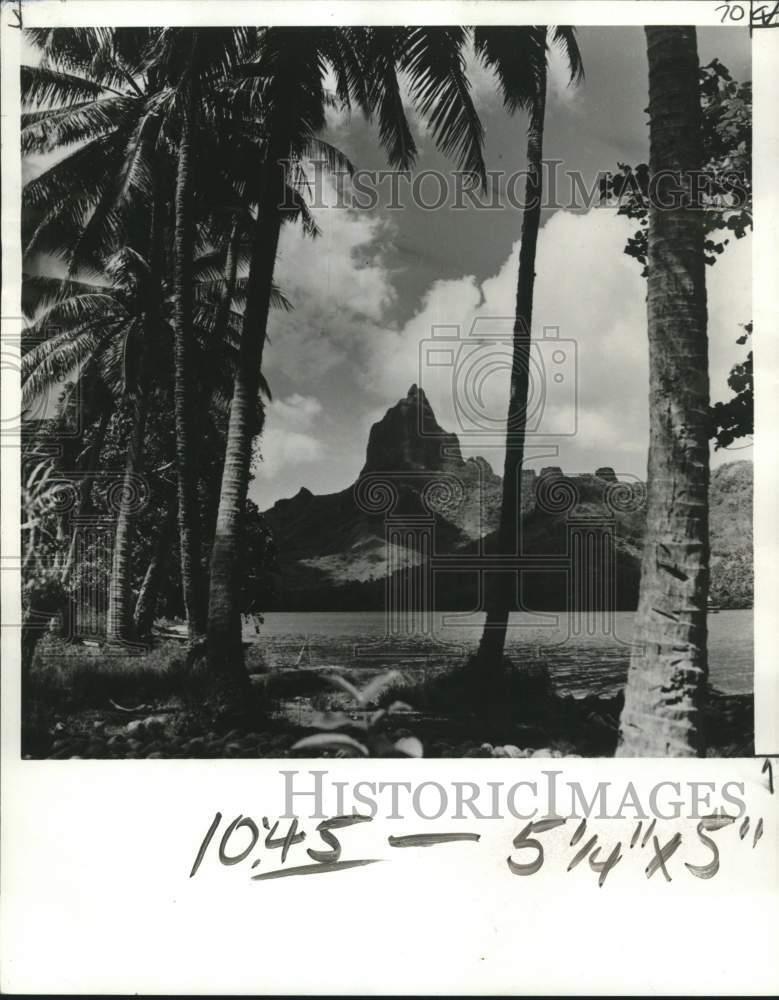 1971 Press Photo Jungle-clad peaks of Island of Moorea as seen from Tahiti