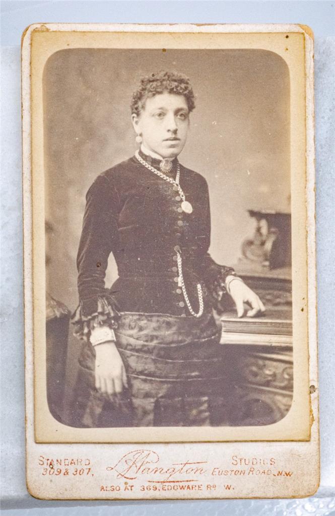 RARE ORIG.1860\'s-70\'s CDV PHOTO of WELL DRESSED AFRICAN AMERICAN WOMAN of WEALTH