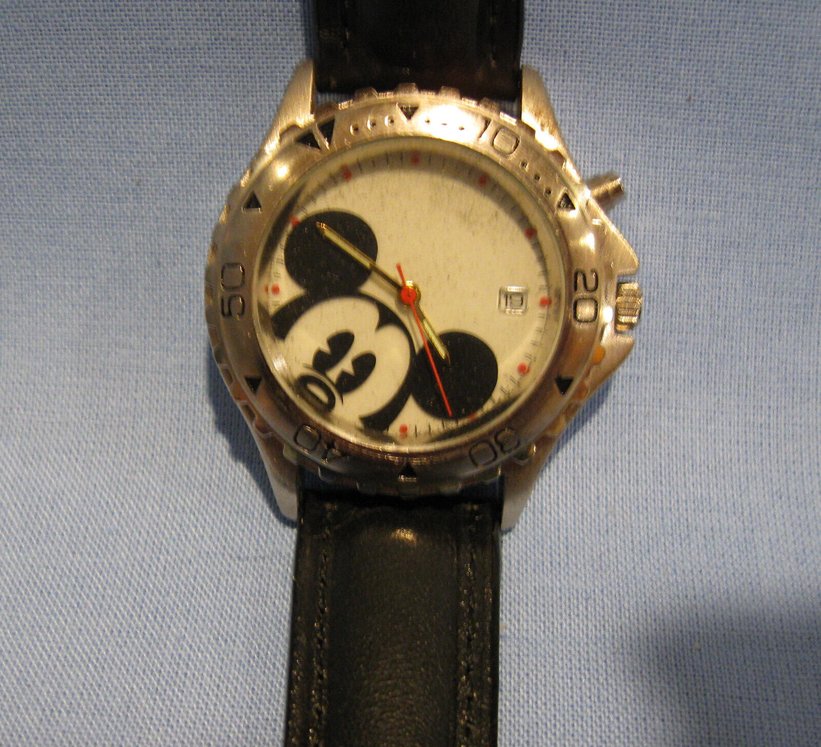 DISNEY VINTAGE MICKEY MOUSE WATCH W/ DATE & LIGHT - WORKING - NEW BATTERY