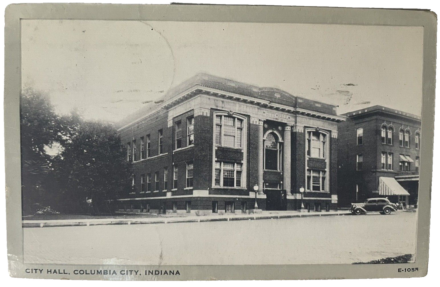 City Hall Columbia City, IN postcard Vintage E-1055 Wayne Paper old automobile