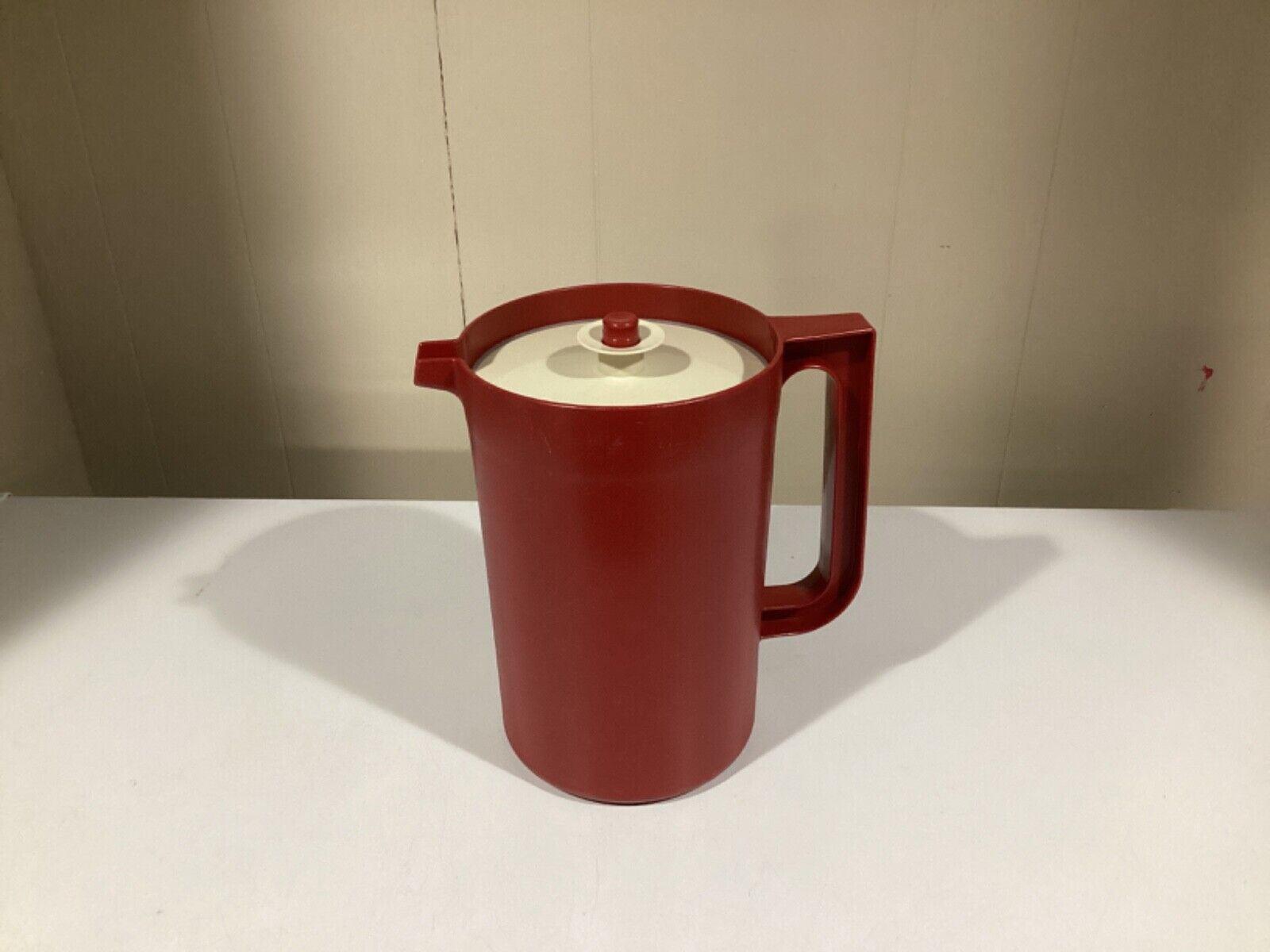 VINTAGE RED TUPPERWARE 1 QUART PITCHER   WITH PUSH BOTTON LID 1676-2 