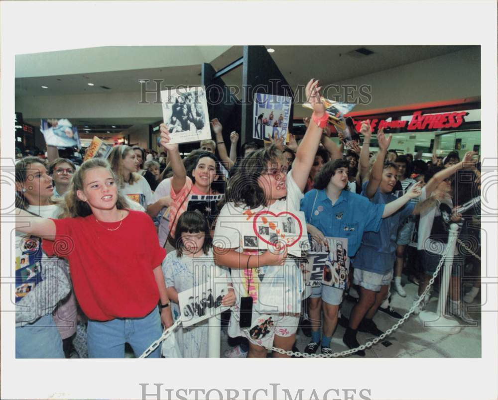 1990 Press Photo New Kids on the Block Fans Line Up for Autographs, Sharpstown