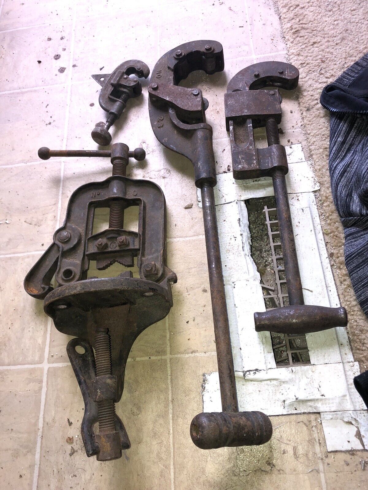 (p) Vintage Erie Tool works 00-h pipe vise and 3 Pipe Cutters. Good Condition.