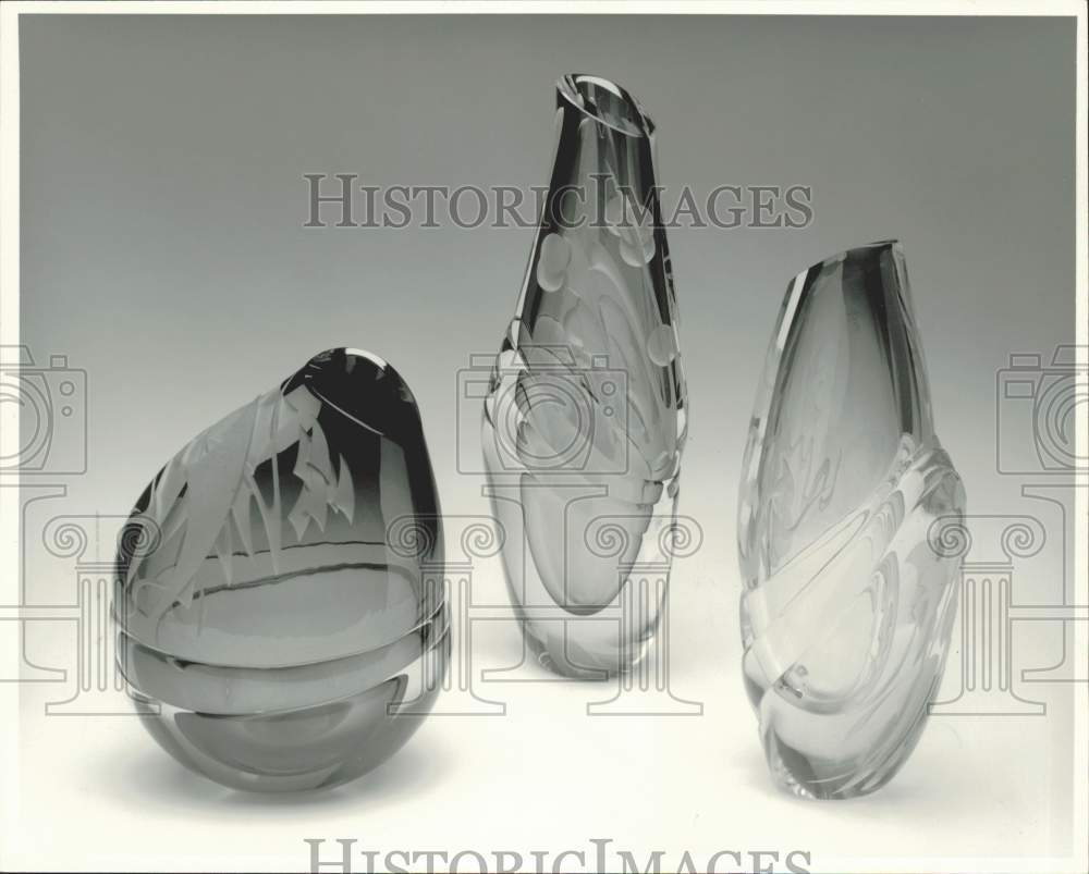 1988 Press Photo Craig Campbell\'s blown and etched glass vases displayed at Expo