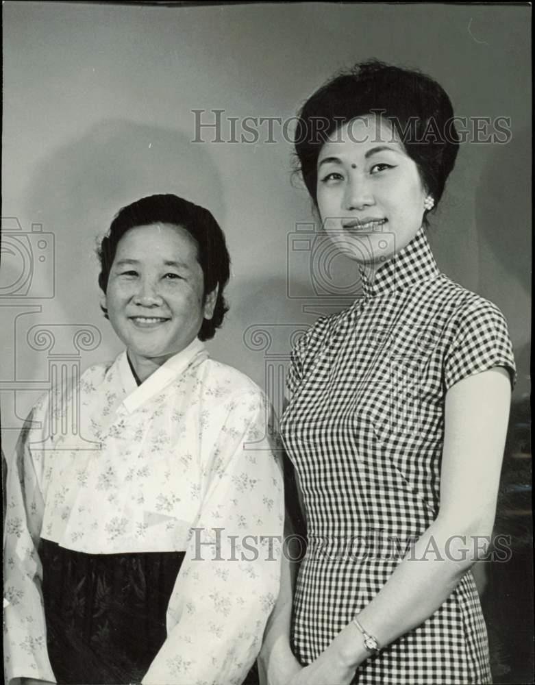 1962 Press Photo Al Racho and Margaret Lim of YWCA in Miami - lra30819