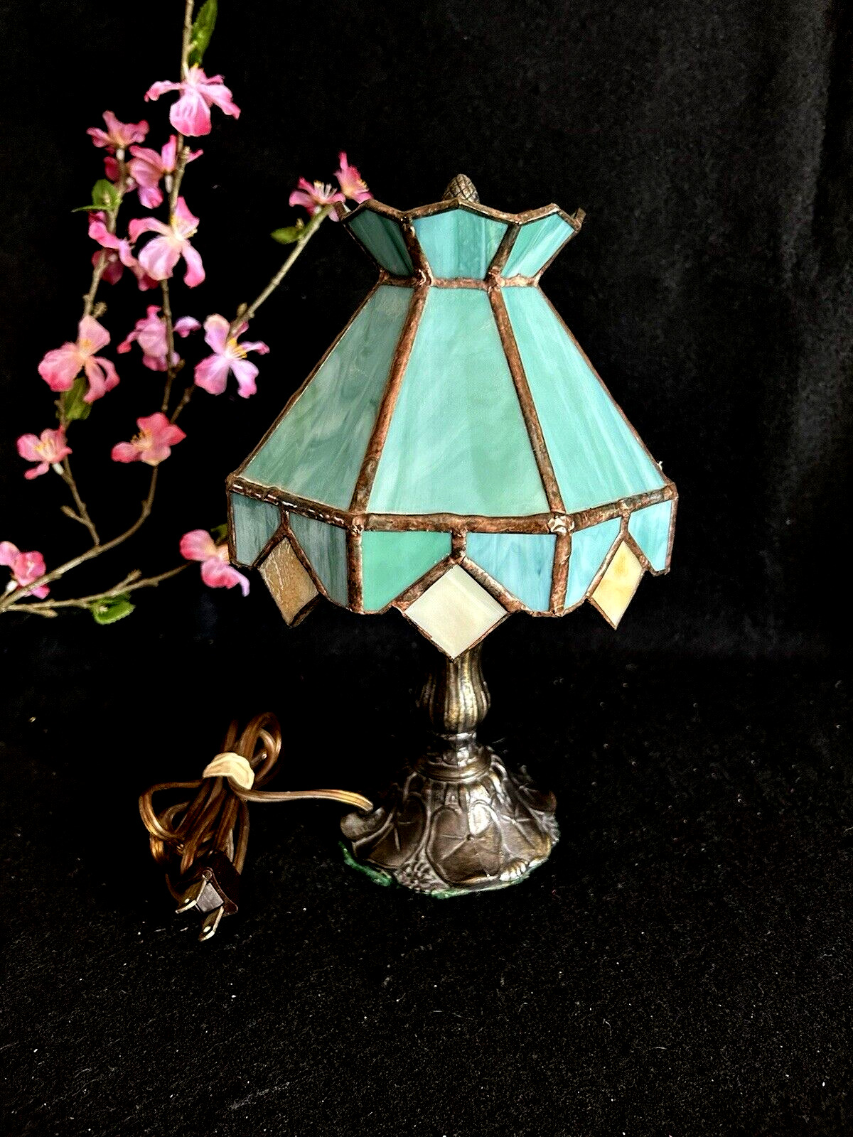 Tiffany styled Stained Glass Table Lamp 11” tall Vintage