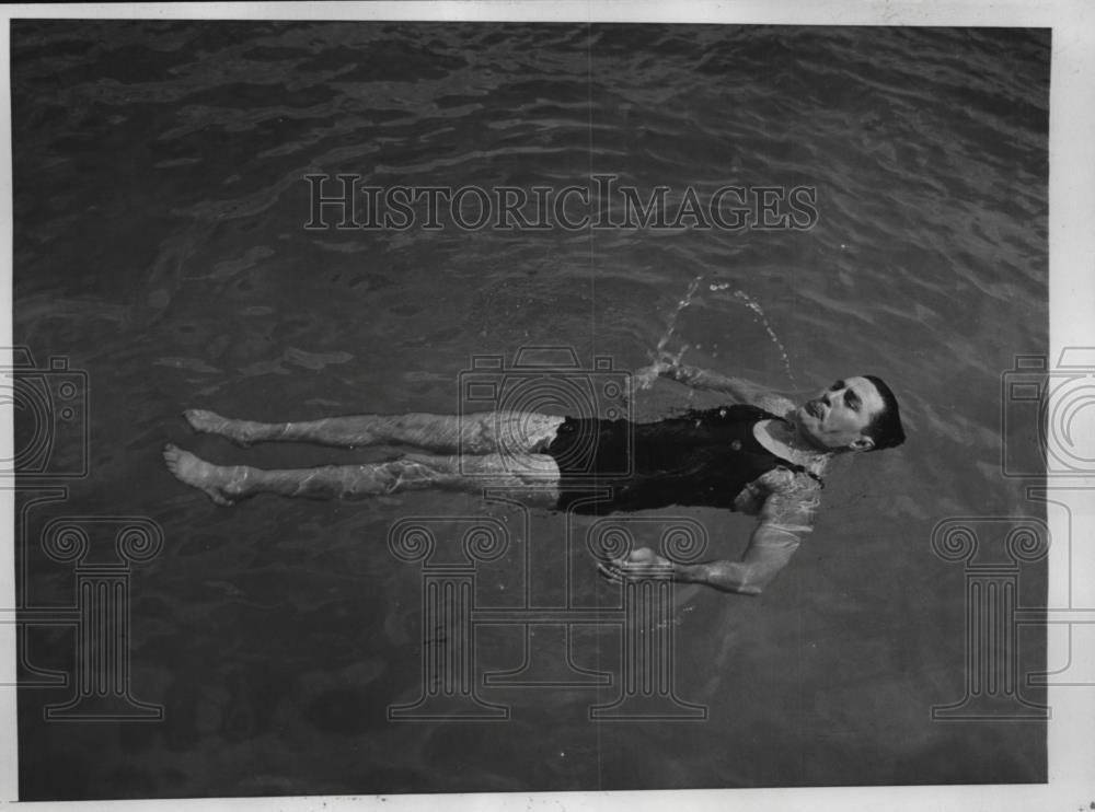 1934 Press Photo Boxing contender Tommy Loughran swims during training