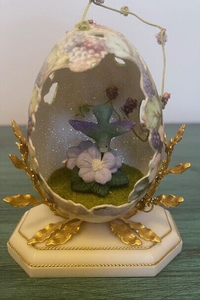 Handcrafted Egg Shell Collectable Scene Hummingbird Ornament Figurine Rare
