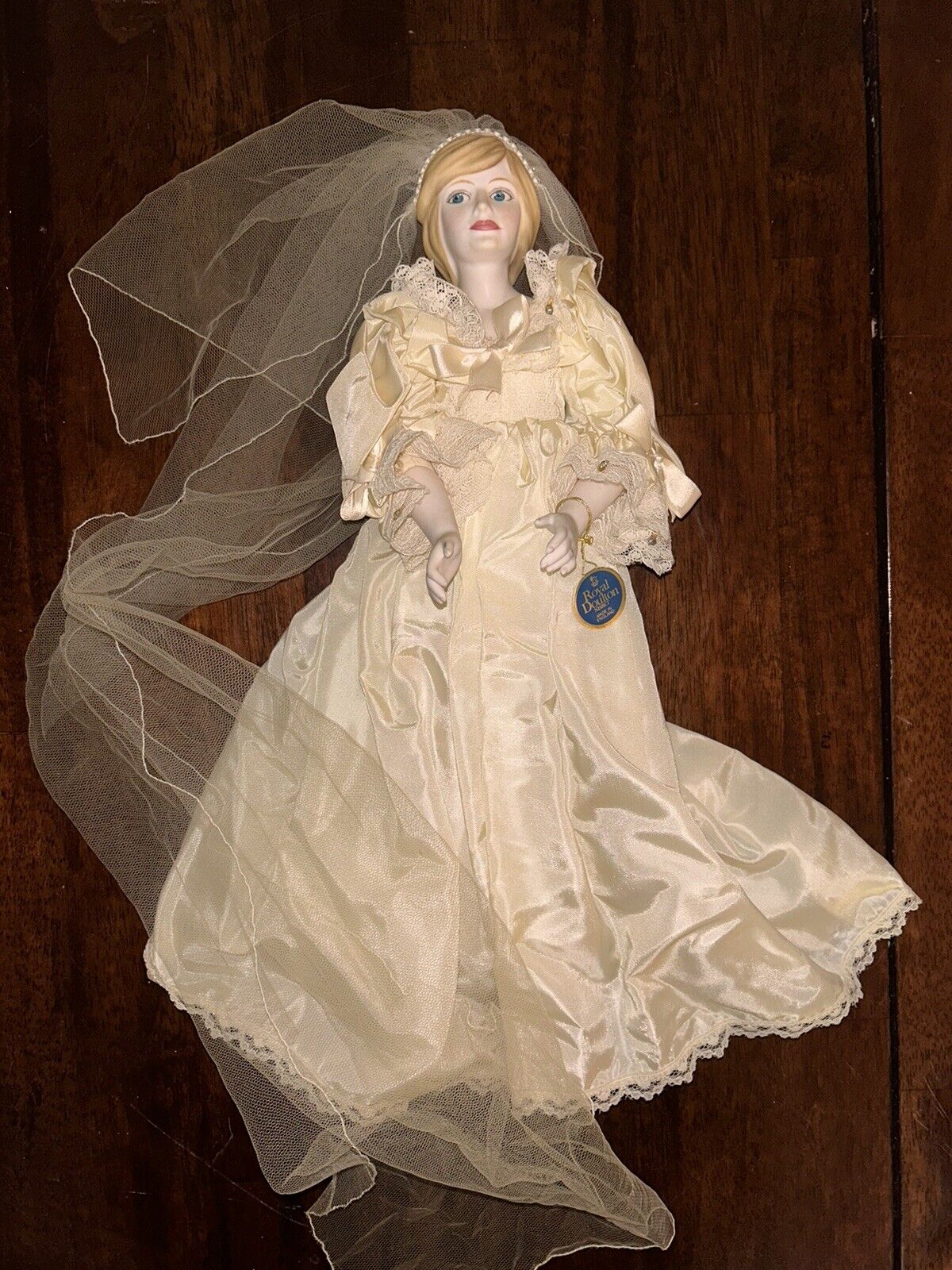 Royal Doulton Nisbet Heirloom Dolls The Princess of Wales Wedding Diana 16\