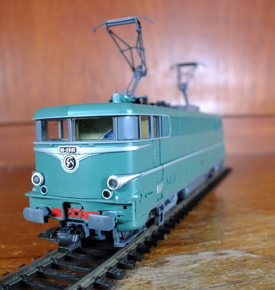 Roco 43566.3 HO gauge SNCF BB25100 electric locomotive in green livery