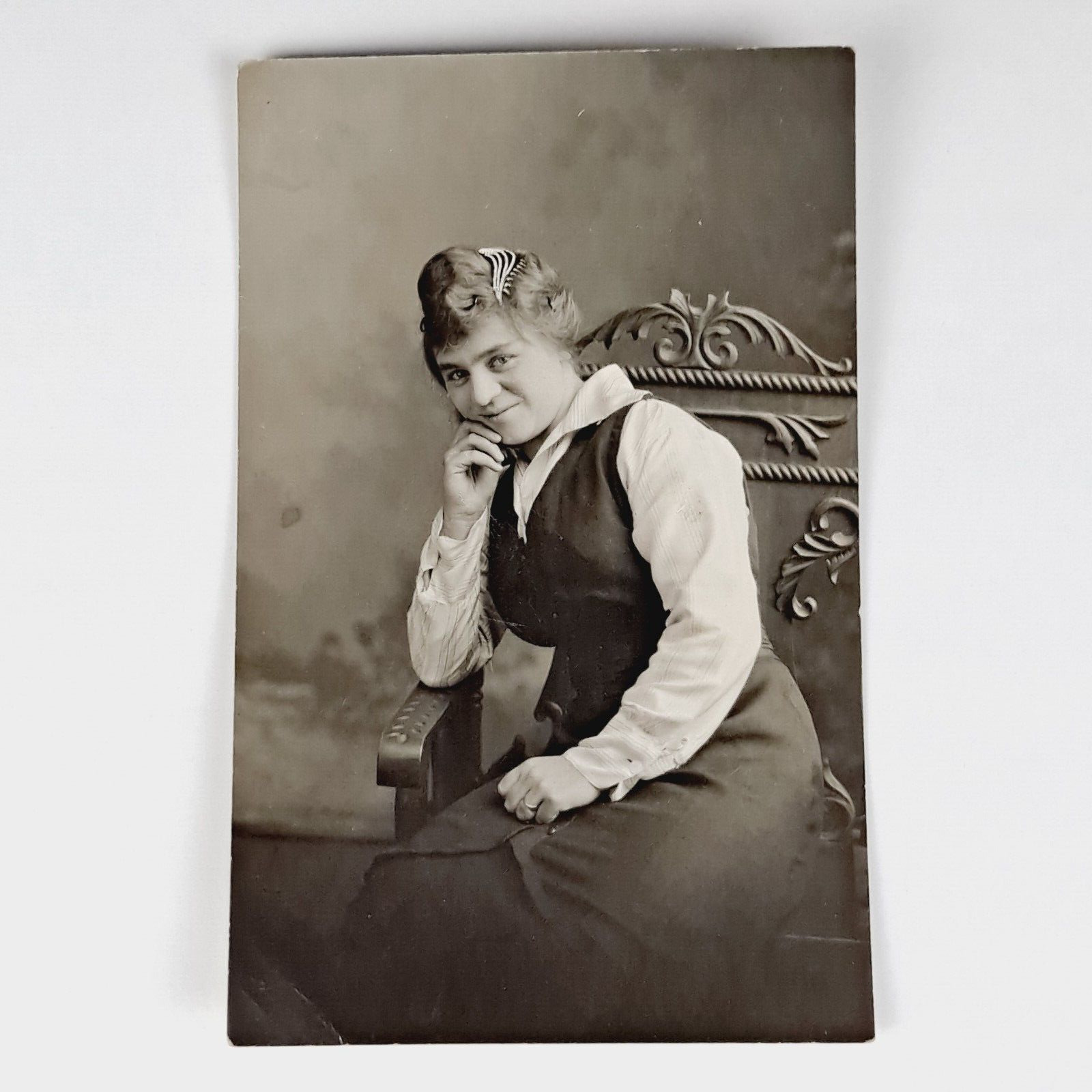 ANTIQUE PRE-WW1 REAL PHOTO POST CARD LADY IN CHAIR RPPC POSTCARD - UNPOSTED