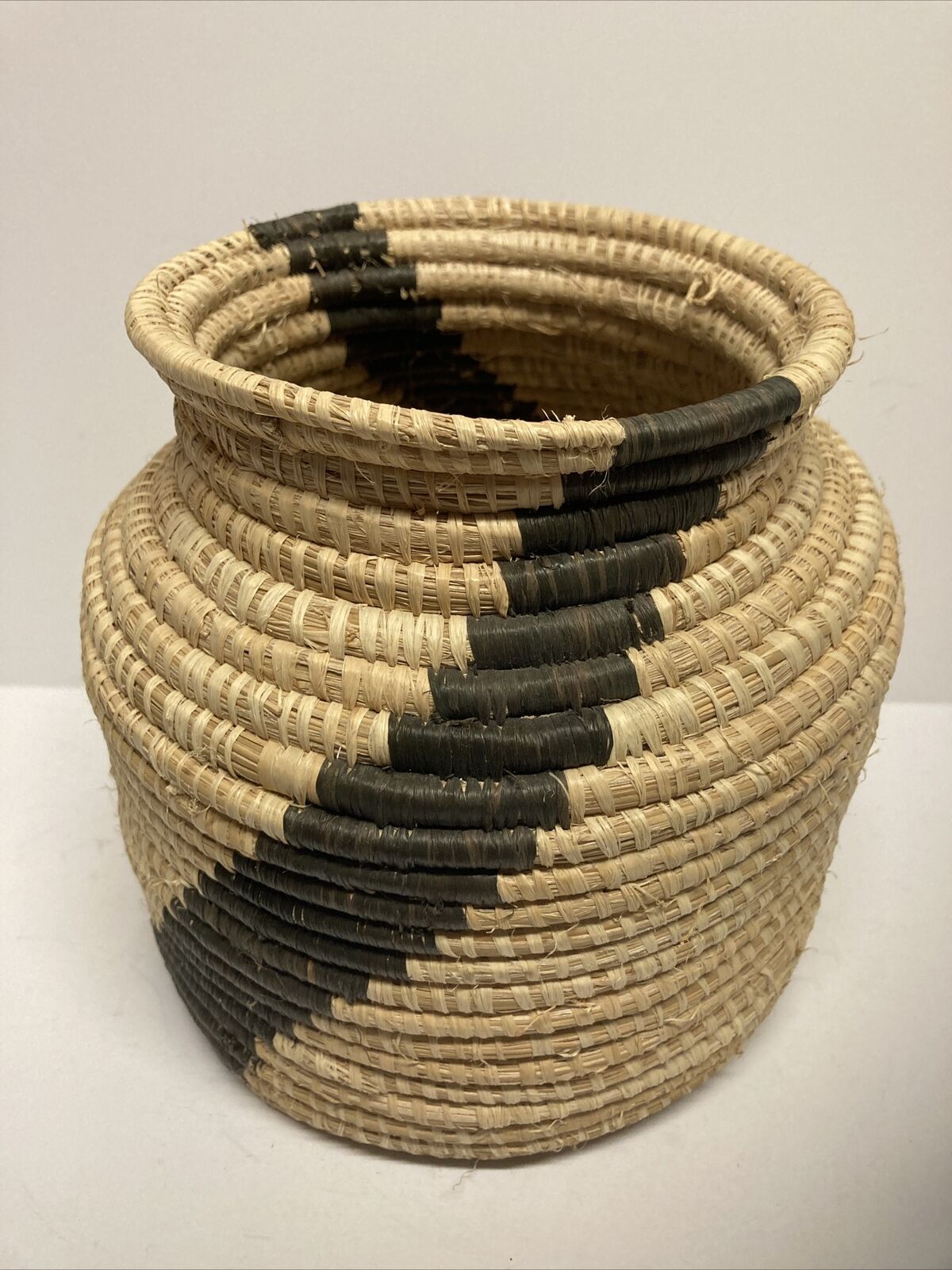 BEAUTIFUL Native America Spiral Basket Basketry 7” Tall x 7” Wide x 5” Diameter