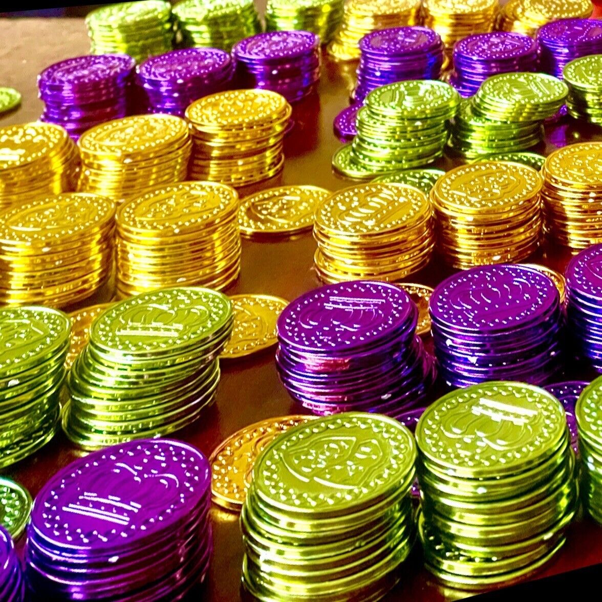 120 PCS, COINS, GOLD GREEN PURPLE & MOR COLORS Birthday Party’s & Mardi Gras LOT
