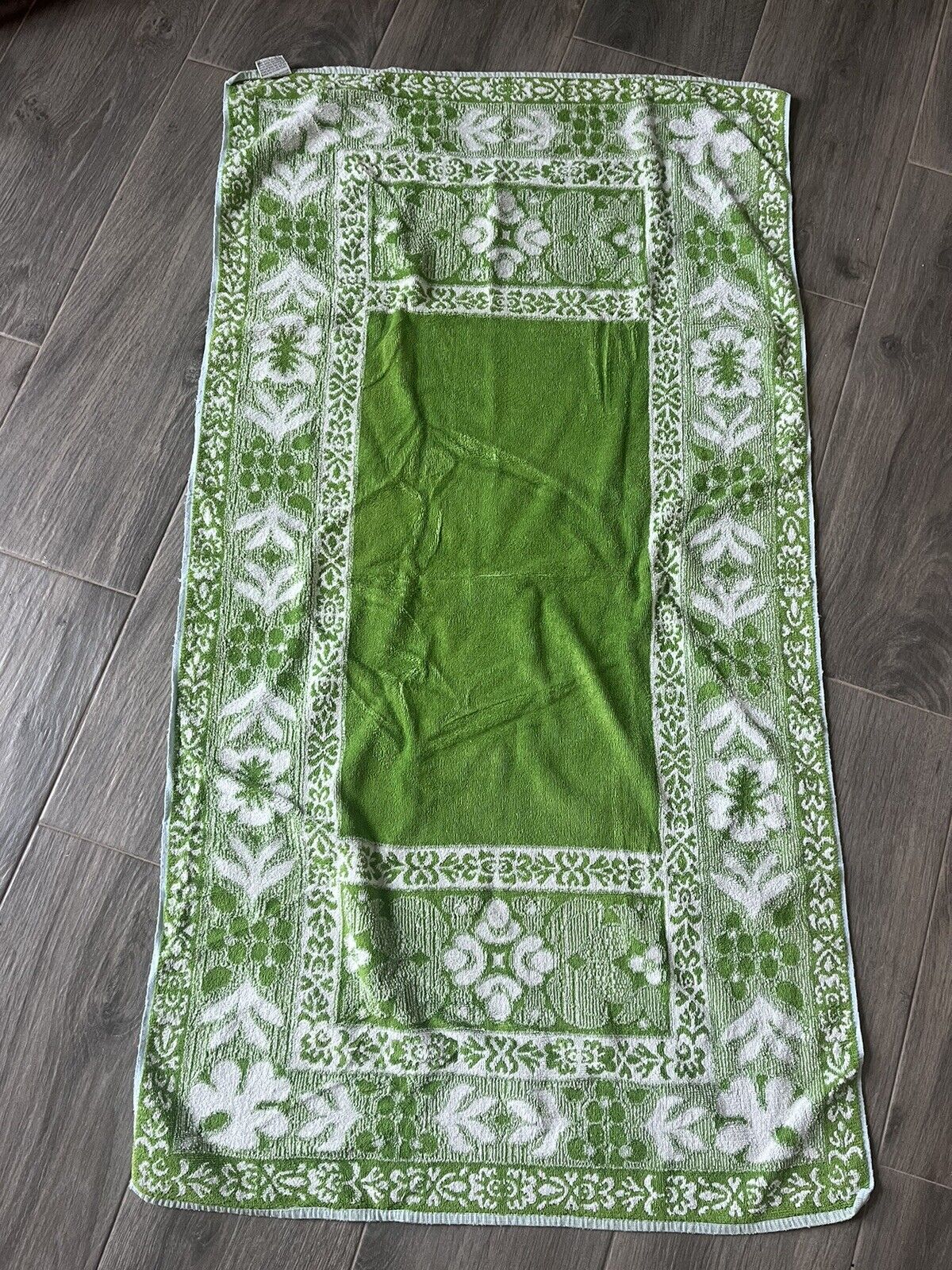 Vtg UTICA Bath Towel Green / White Flower / Leaf Print Reversible Retro 1970s