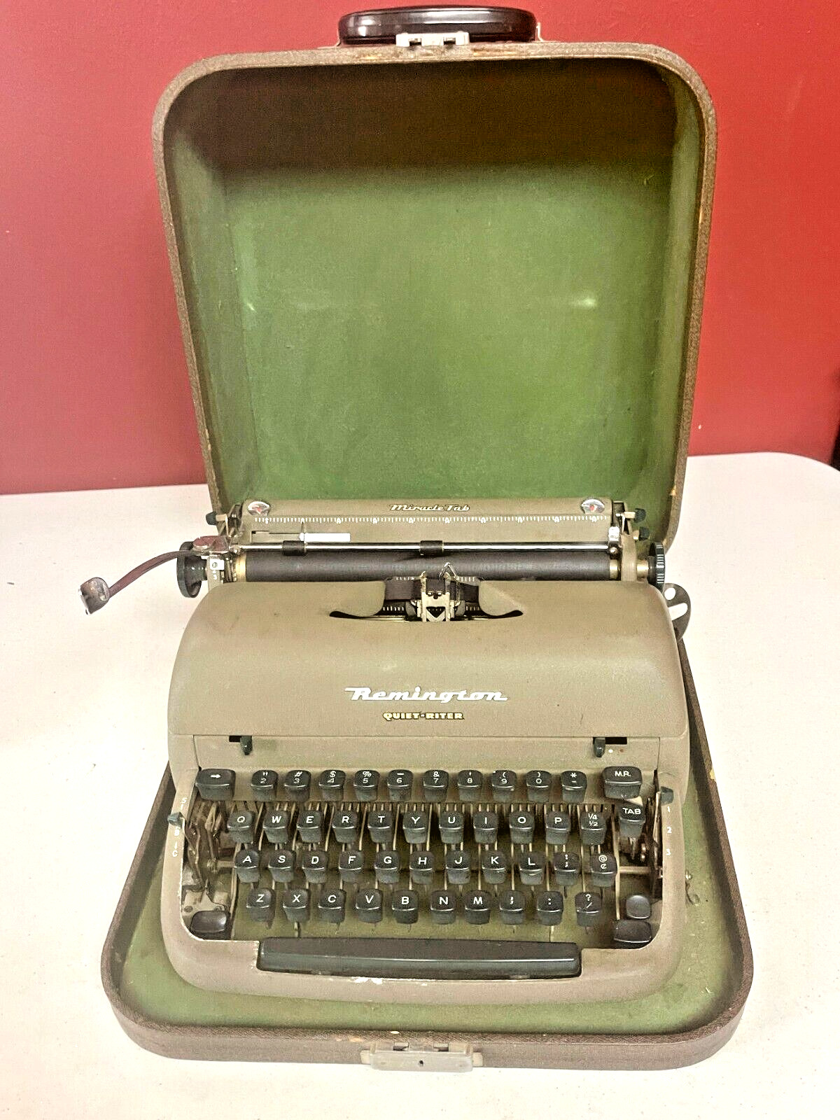 Vintage Remington Quiet-Riter Miracle Tab Typewriter w/Hard Case Excellent Cond
