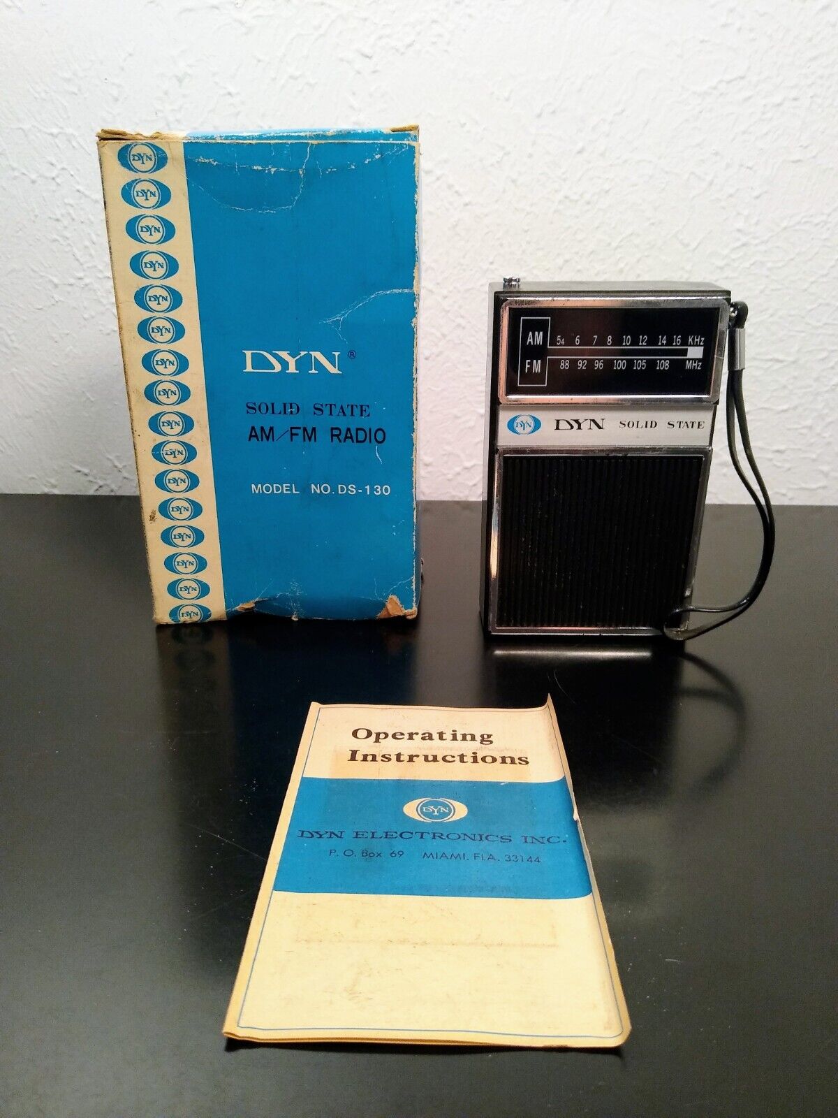 Rare Vintage DYN Solid State AM/FM Transistor Radio Model No. DS-130 Works