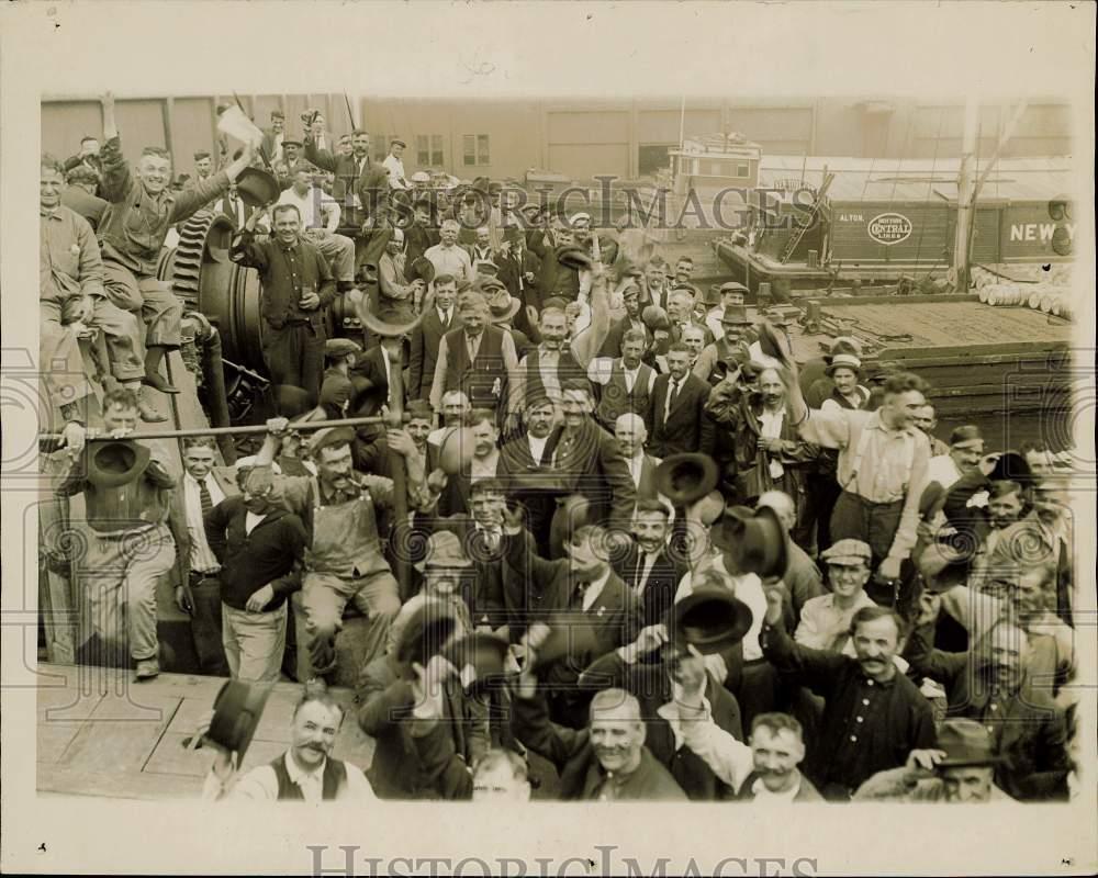 1919 Press Photo Italians on Deck of SS Caserta returning to Italy - kfx32944