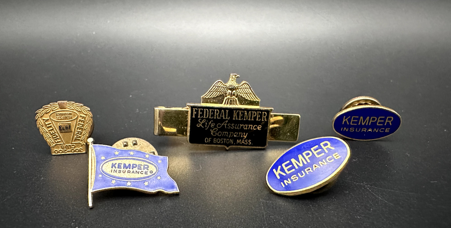 VINTAGE GOLD TONE KEMPER INSURANCE ADVERTISING TIE CLIP AND 4 PINS - K948
