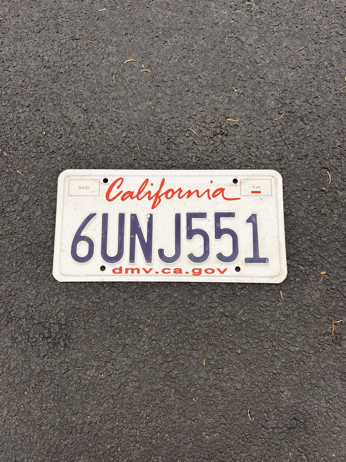 CALIFORNIA passenger License Plate “6UNJ551”