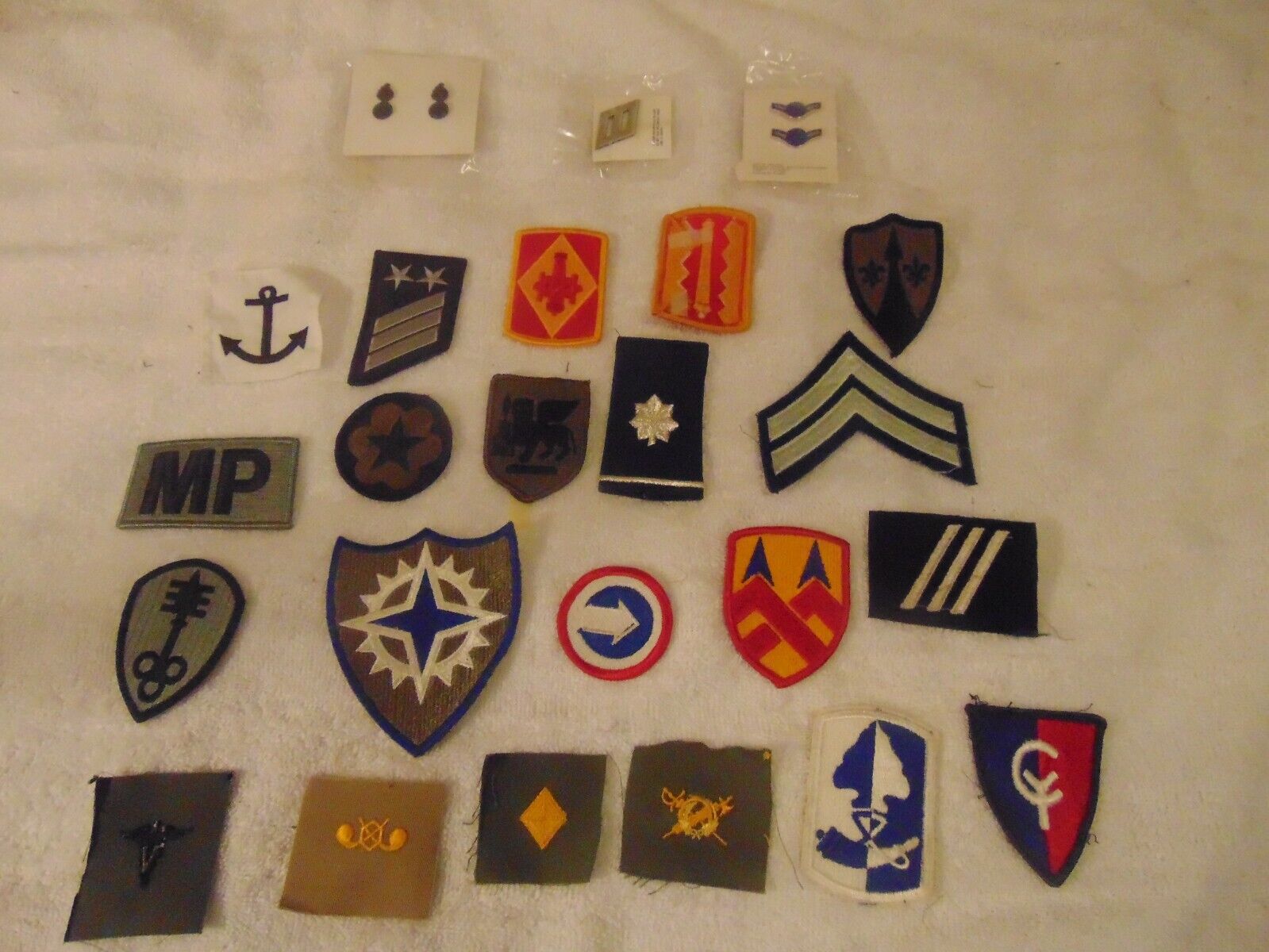 LOT OF  21 RARE MILITARY PATCHES & OFFICER COLLAR INSIGNIA;LOT # C 39