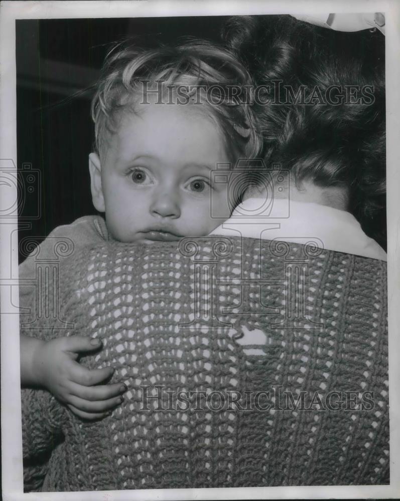 1946 Press Photo 1 1/2 yr old Billy Watson in the arms of a nurse