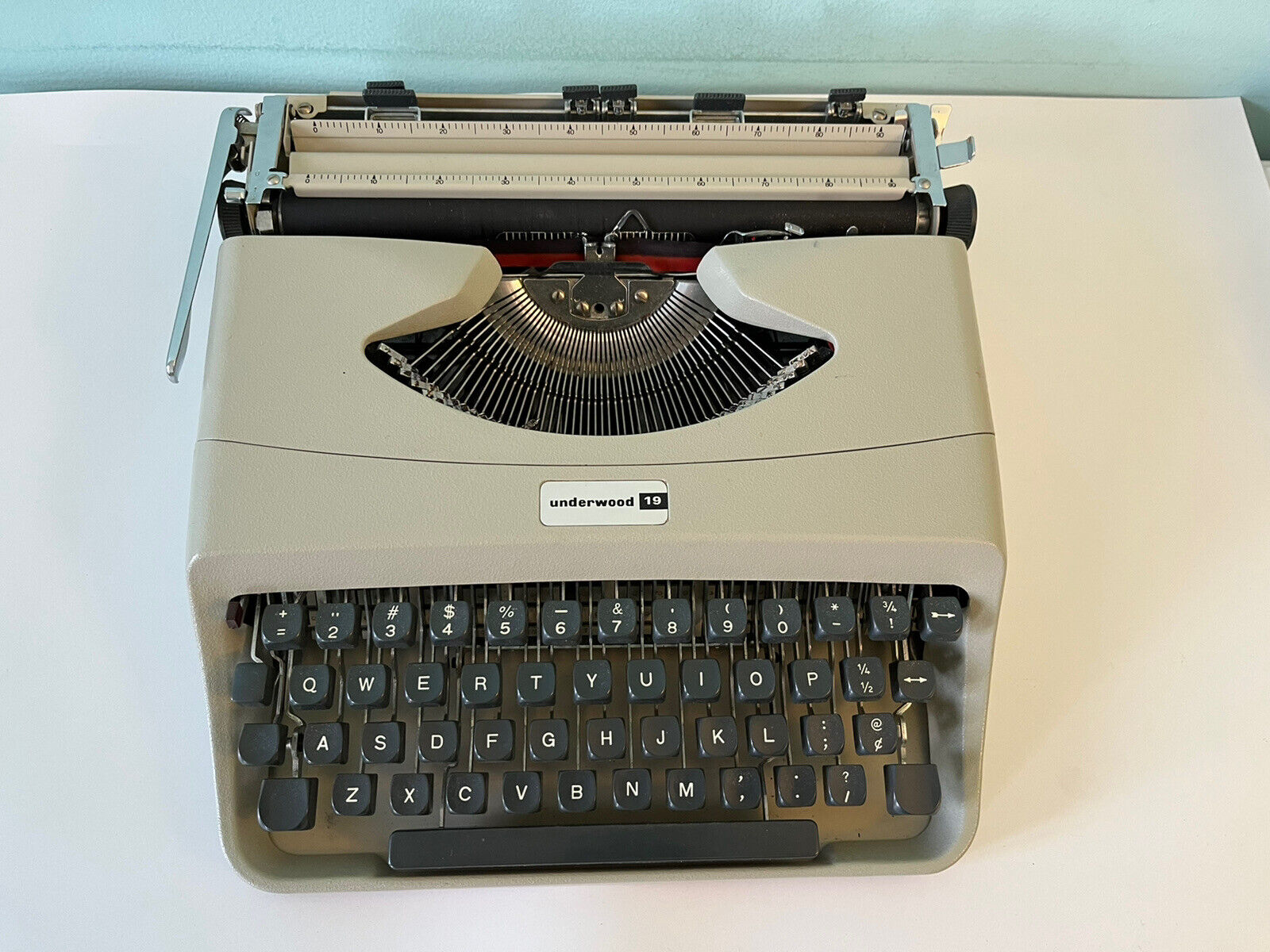 Vintage Olivetti Underwood Typewriter 19 w/ Carrying Case