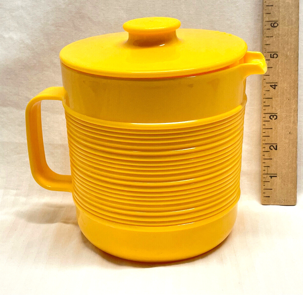 Vintage Rubbermaid Plastic Pitcher Bright Yellow Ribbed Handled 1.5 Quart #2677