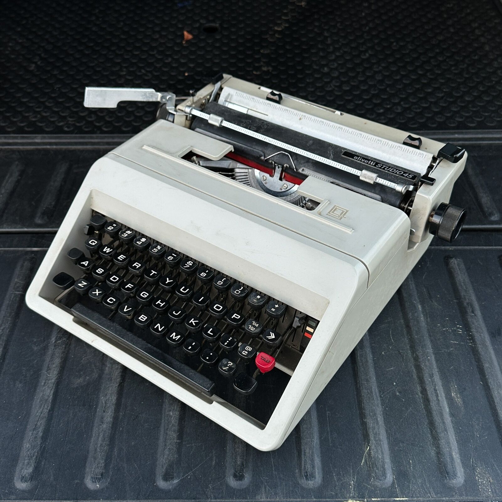 1970s Olivetti Studio 45 Portable Typewriter in Working Condition With Case