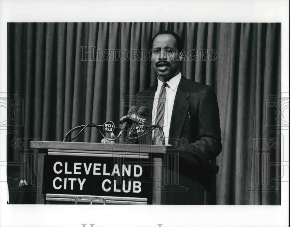 1990 Press Photo Attorney Peter Lawson Jones speaking at the City Club