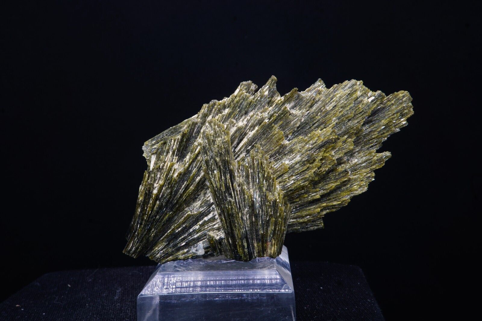 Epidote / 7.8cm Mineral Specimen / Rosario Mabel Mine, Peru