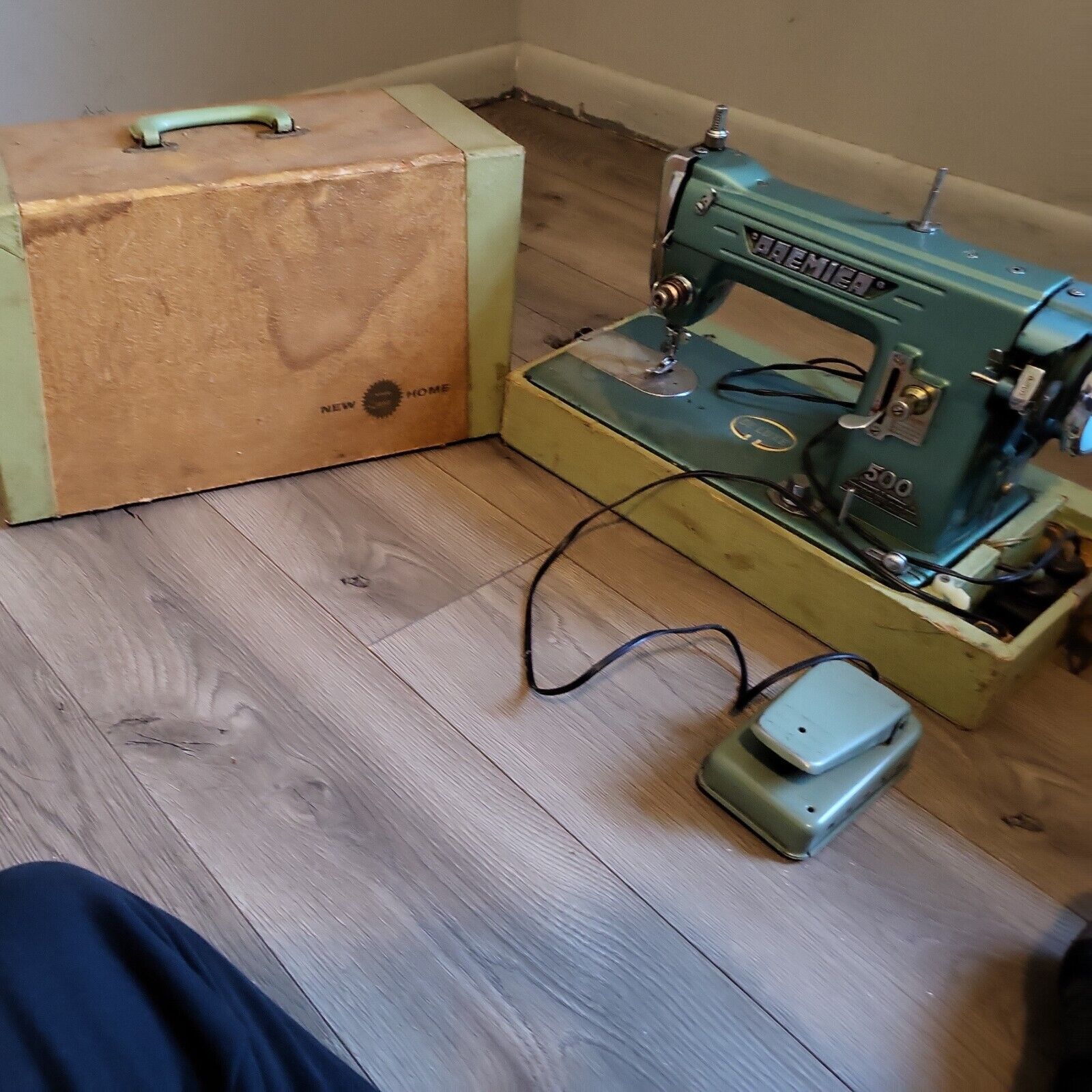  VINTAGE Premeir Model 500  Sewing Machine + Carrying Case BLUE/GREEN