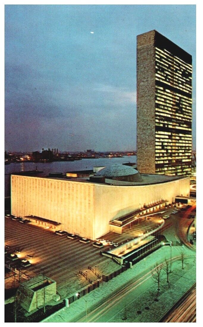 UNITED NATIONS NYC BUILDING AT NIGHT.VTG UNUSED POSTCARD*C6