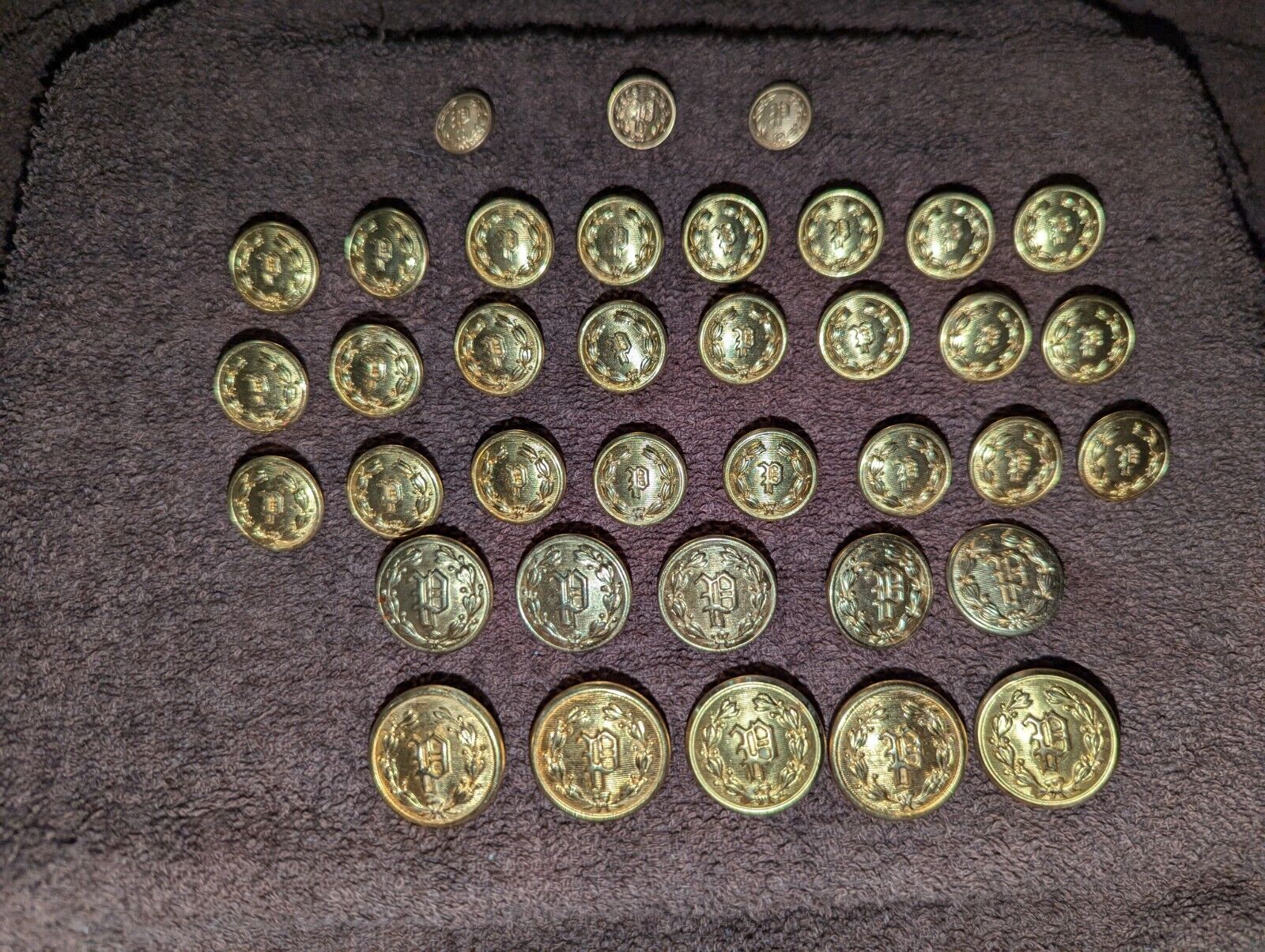 MIXED LOT 37 VINTAGE GOLD-TONE METAL BUTTONS LETTER P POLICE UNIFORM WATERBURY