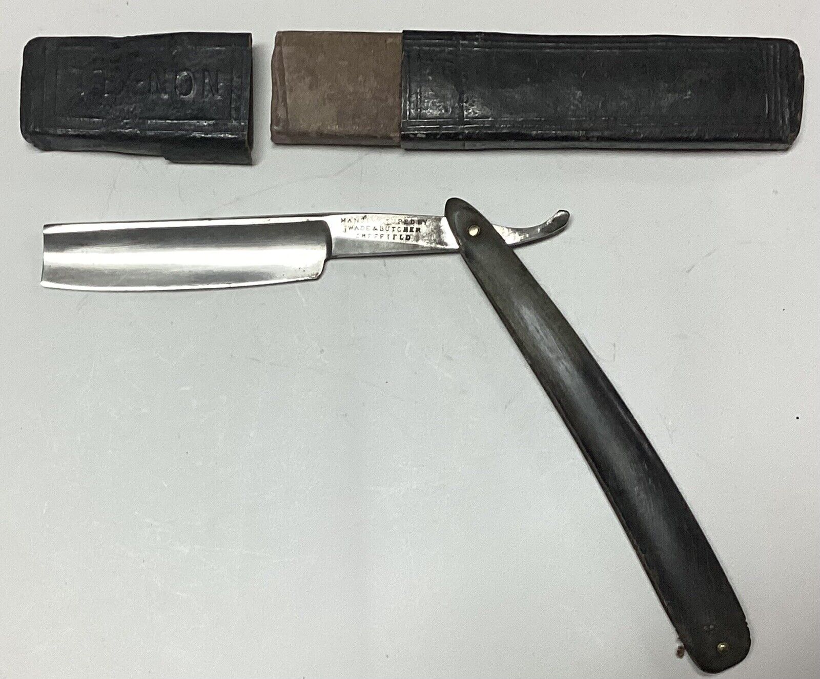 VINTAGE STRAIGHT RAZOR WADE & BUTCHER SHEFFIELD WITH CASE