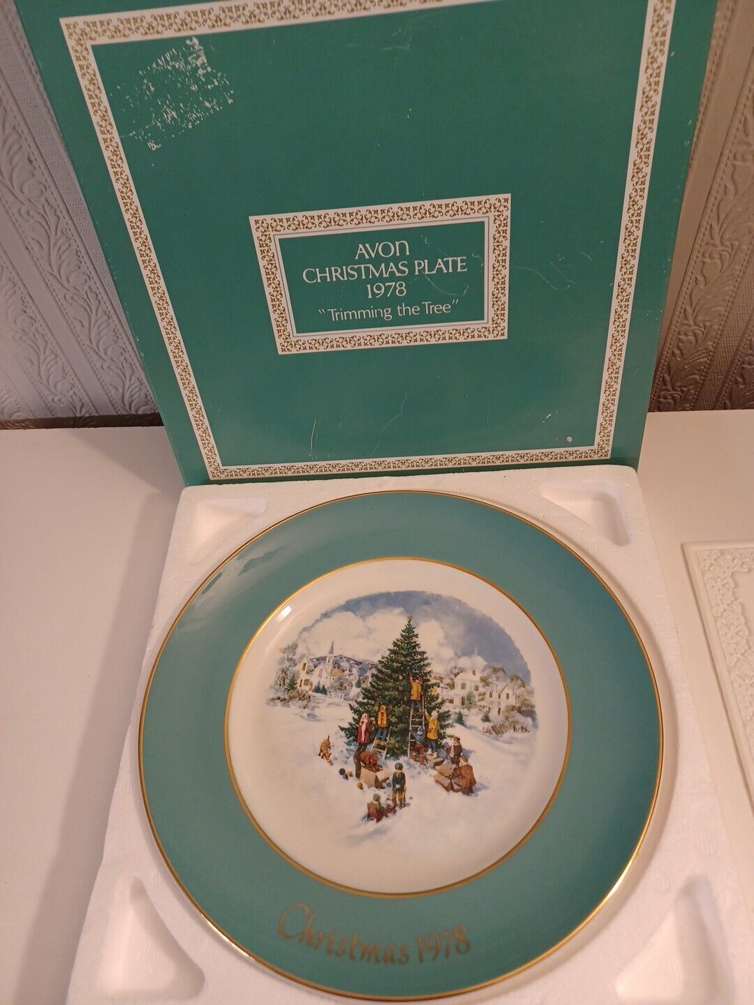Avon Christmas Plate Trimming The Tree  Gold Trim Vintage 1978 Box