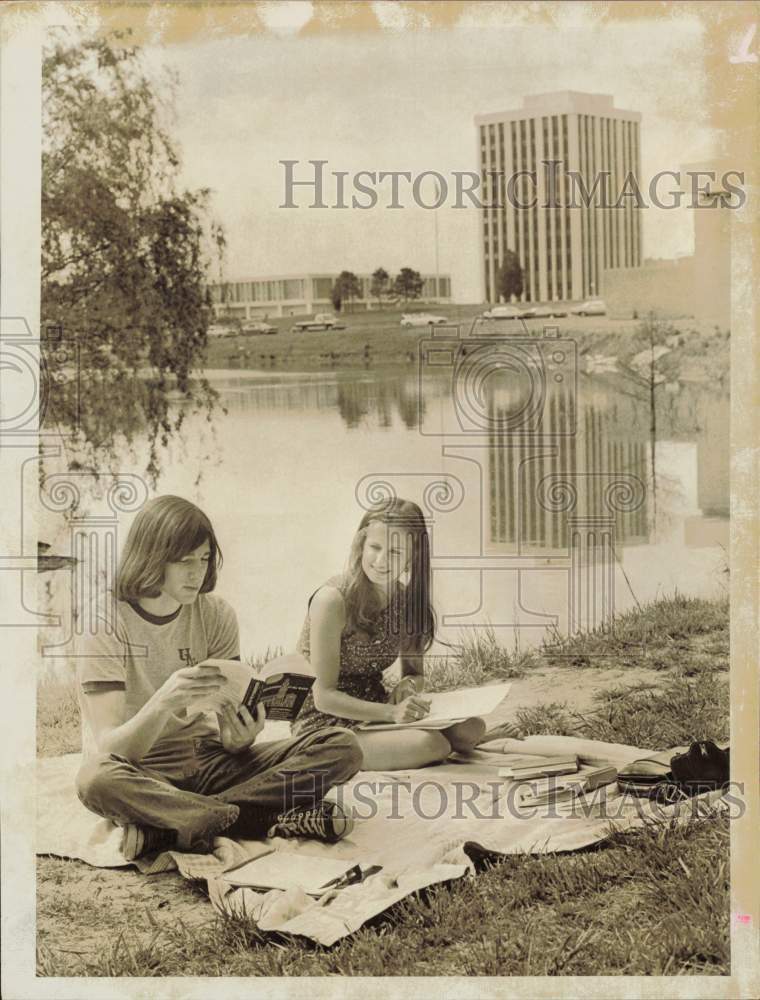 1972 Press Photo David Brown and Beth Clare studying near Charlotte College pond