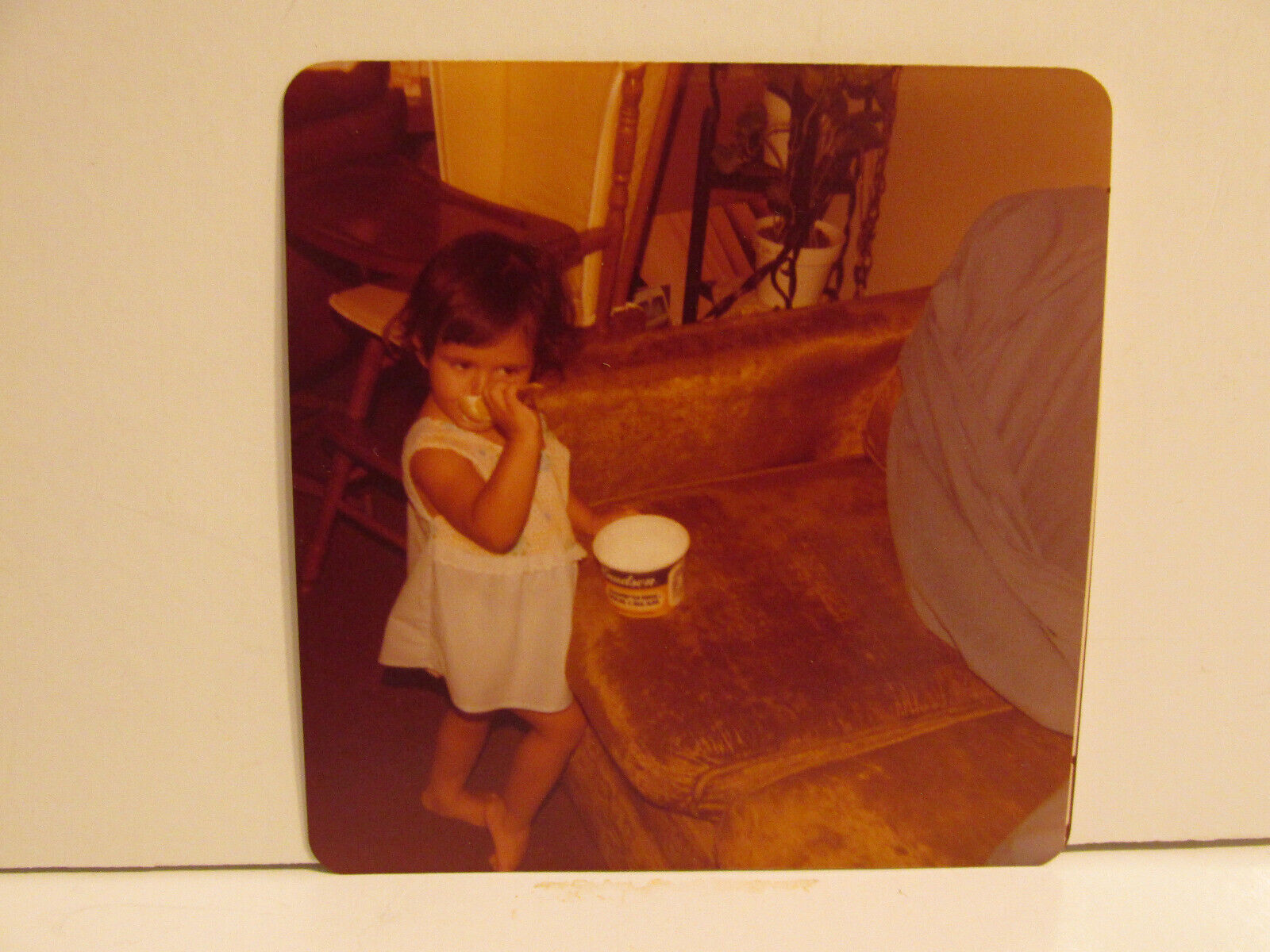 VINTAGE FOUND PHOTOGRAPH COLOR ART OLD PHOTO 1980 BRUNETTE TODDLER GIRL EATING