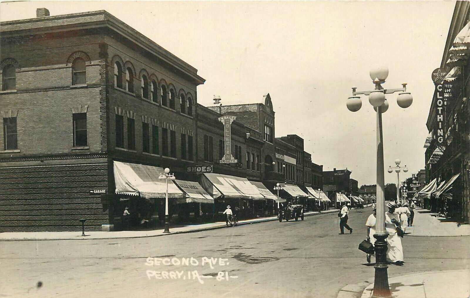 Postcard RPPC C-1910 Perry Iowa Dallas County Second Avenue auto 23-11373