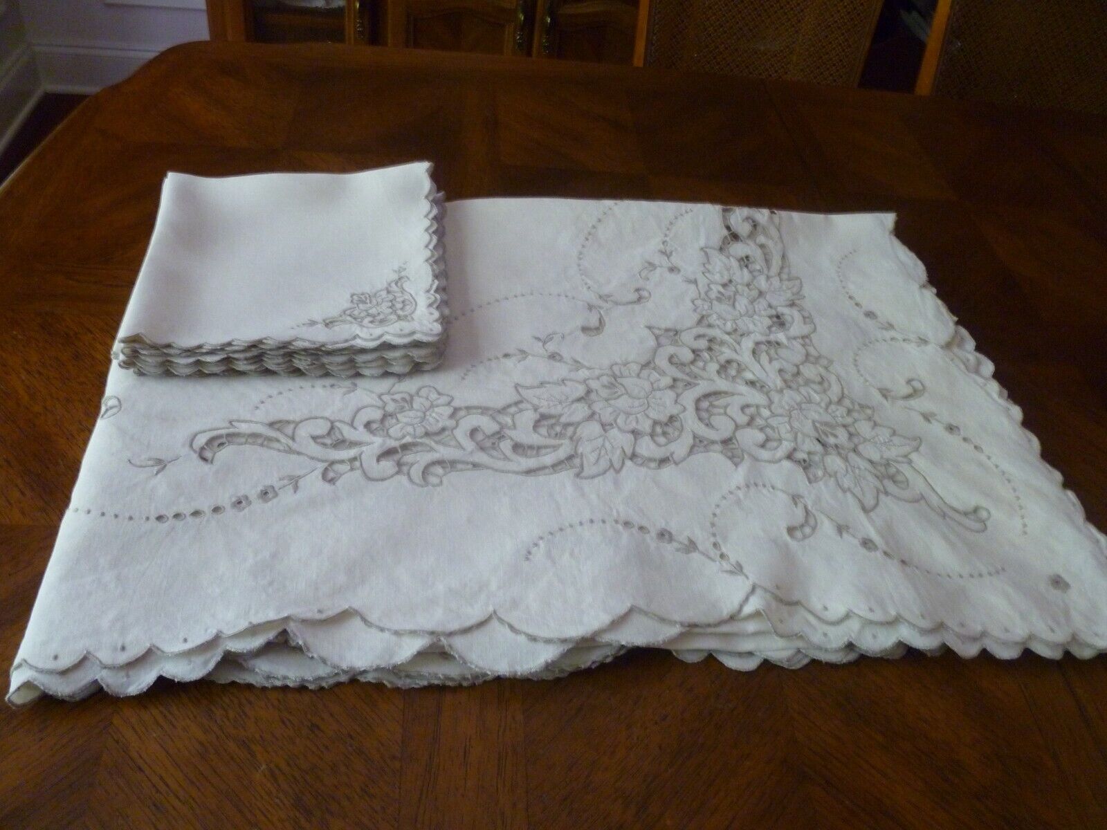 Vintage Ivory, Off White Linen Tablecloth Cutwork/Embroidery/8 Napkins 68\
