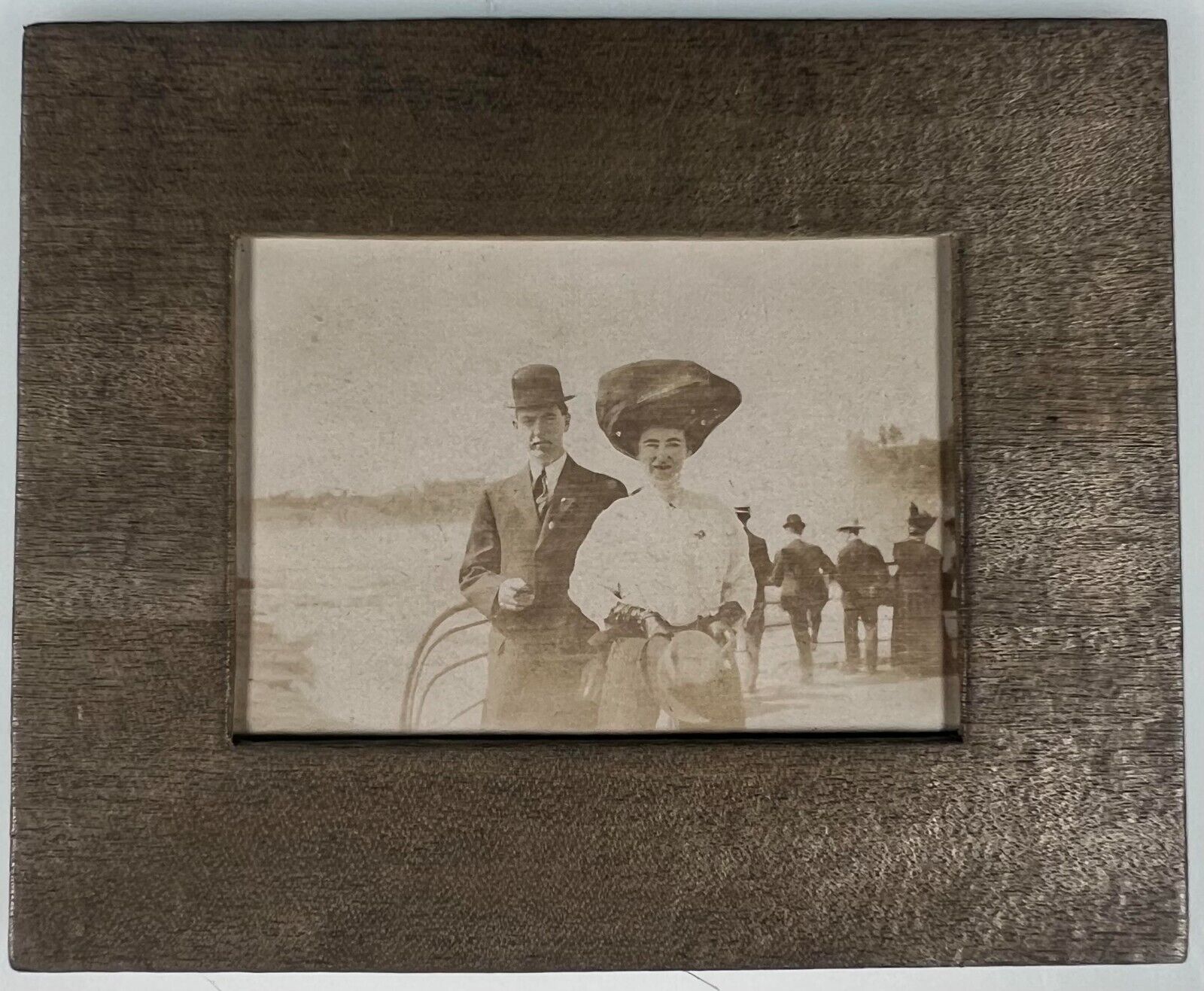 CIRCA 1890s FRAMED PHOTO CUTE ROMANTIC COUPLE AT NIAGARA FALLS 3.25X4in