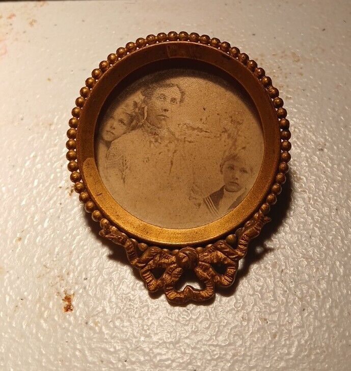 Antique Victorian Photo 2 Pretty Ladies Round Easel Repousse Brass Frame p67