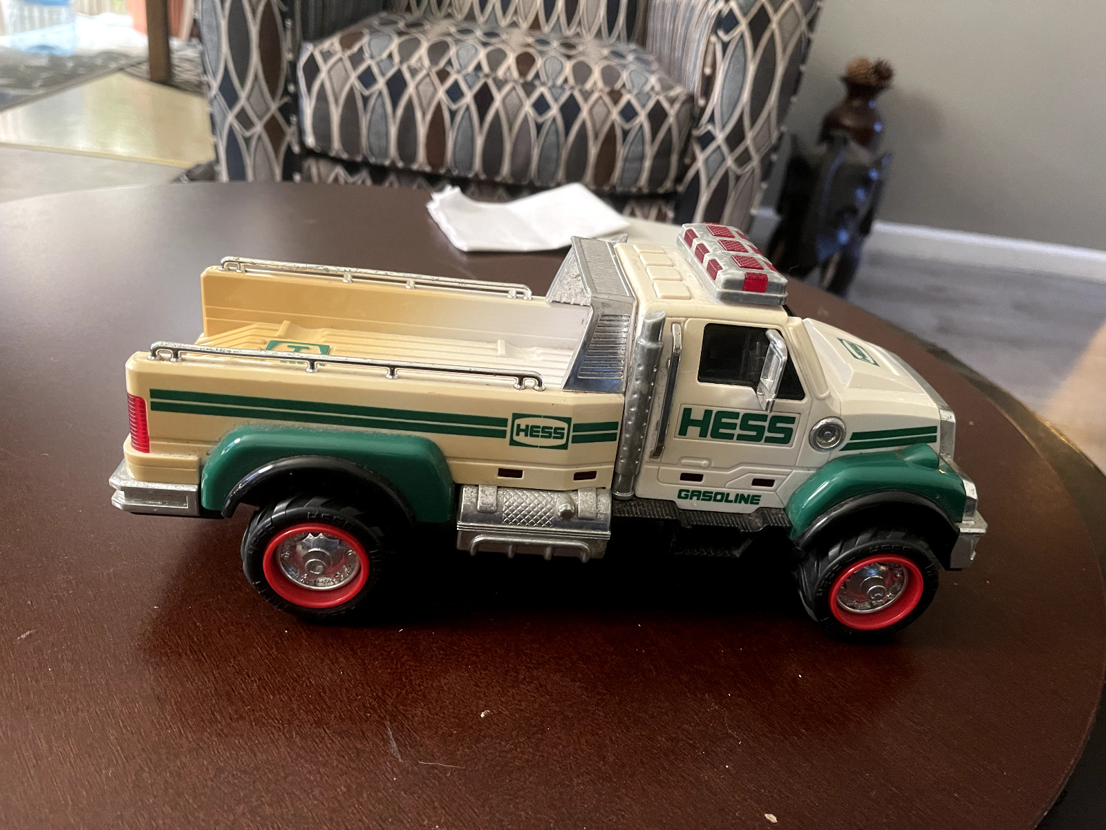 2011 Hess Pick-up Truck, siren and light are working Batteries included.