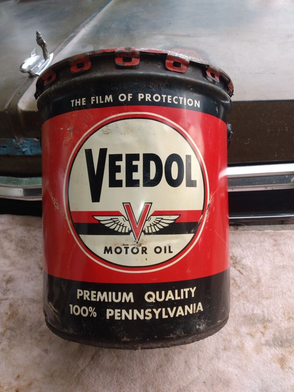 Vintage 1953 Veedol 5 Gallon Oil Can