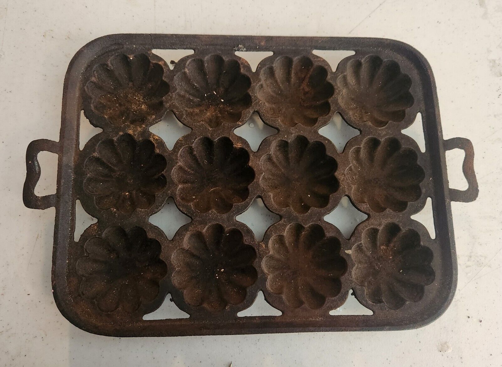 Wagner Unmarked Turks Head 12 Portion Cast Iron Muffin Pan