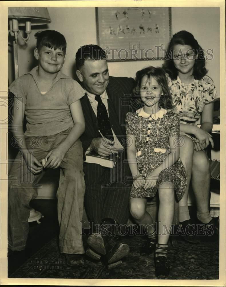 1938 Press Photo Louisiana State University Football Coach Bernie Moore & Kids