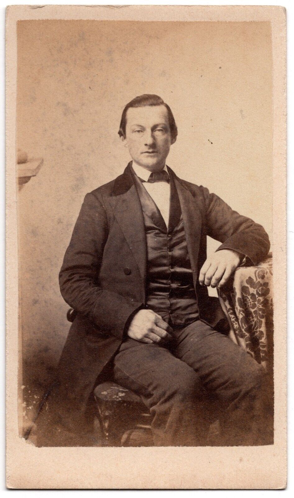 ANTIQUE CDV CIRCA 1860s ELWELL HANDSOME YOUNG MAN IN SUIT GLOUCESTER MASS.
