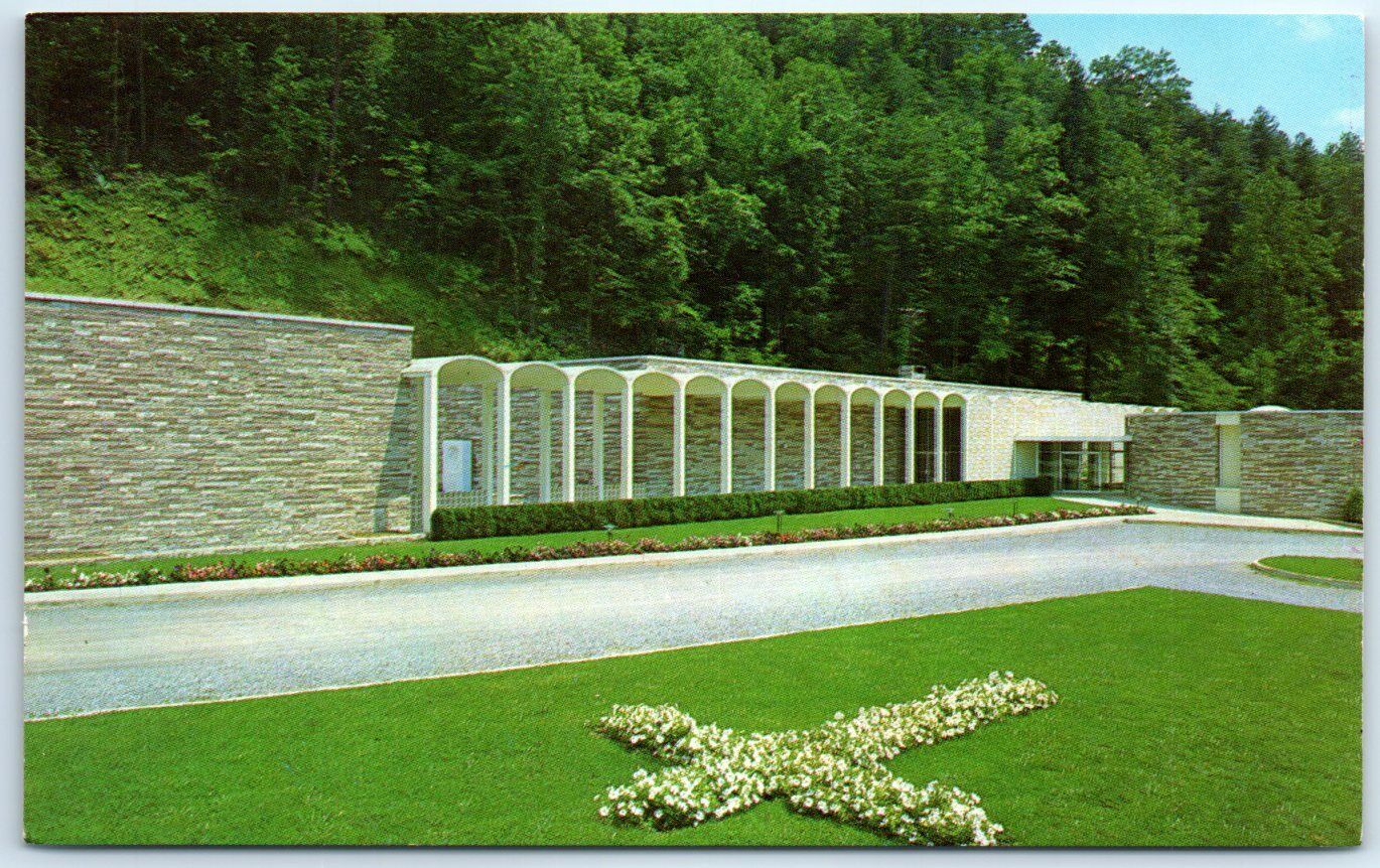 Postcard - Christus Gardens - Gatlinburg, Tennessee