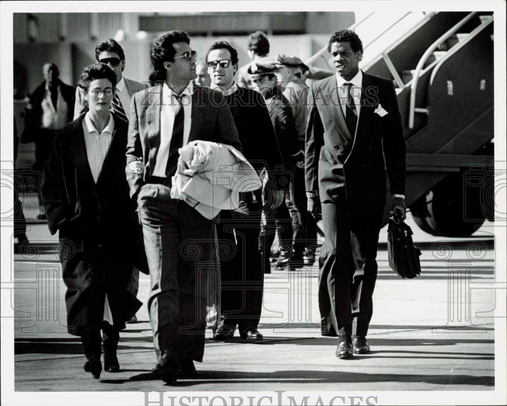 1986 Press Photo New York Mets players and officials arrive at Logan Airport