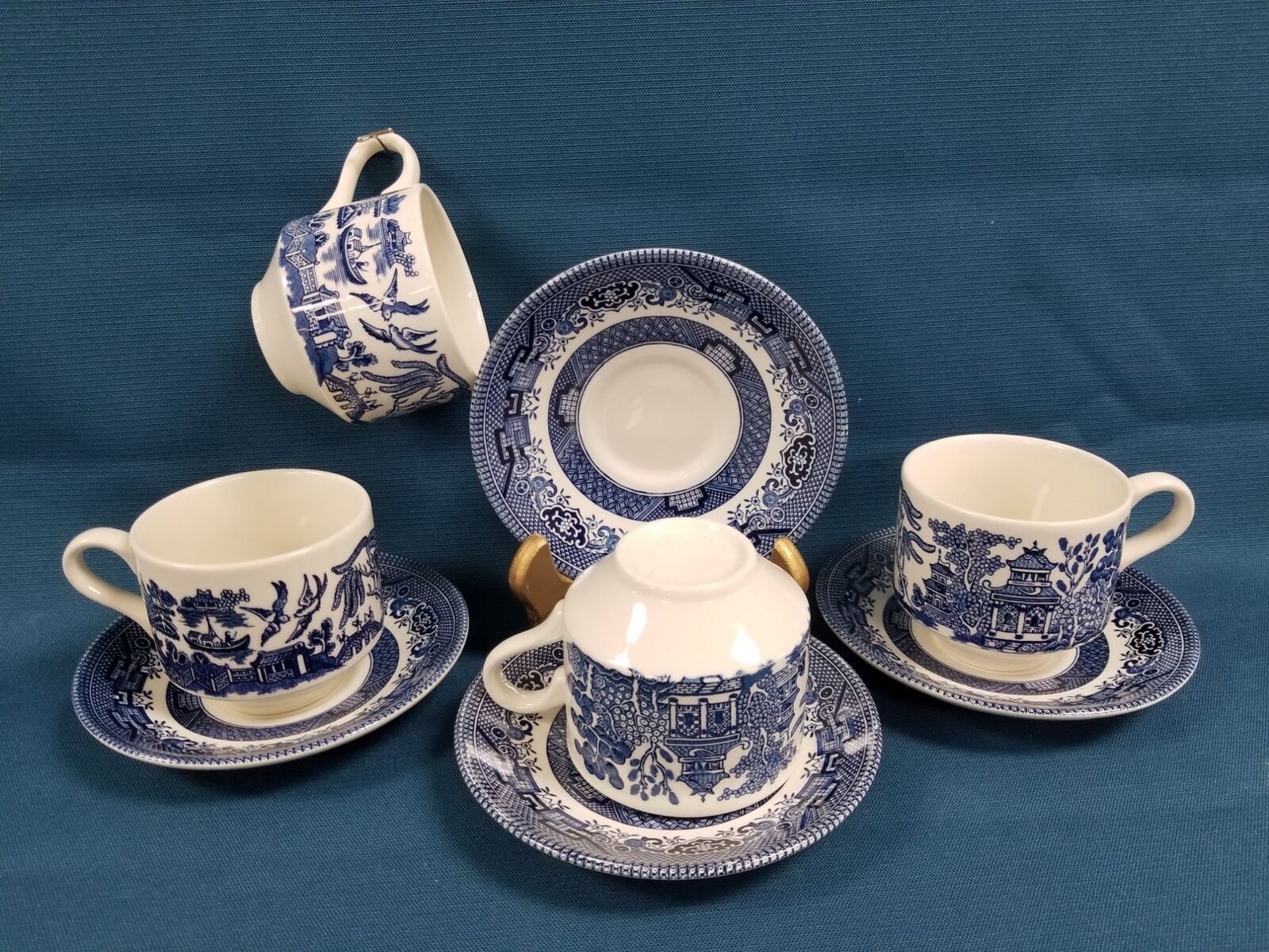 Set of 4 Vintage Churchill England Blue Willow Pattern Teacups & Saucers